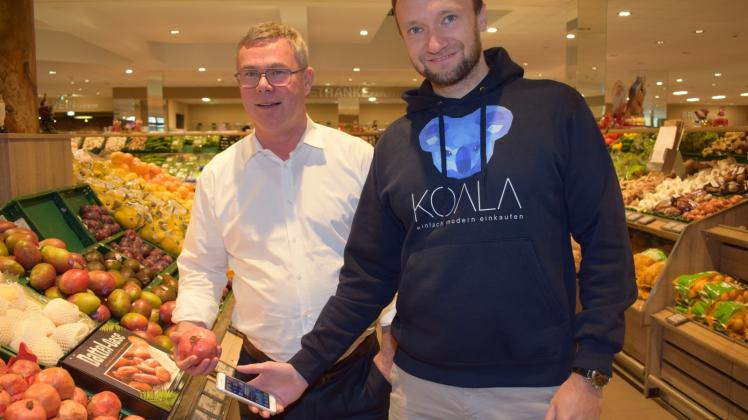 Jörg Meyer, Inhaber des Frischemarkts  (links) und David Scharfschwerdt, Geschäftsführer des Start-Up-Unternehmens Koala, haben ein System ausgetüffelt, das Kunden das Einkaufen erleichtern soll. 