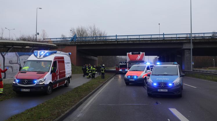 Schwerer Unfall auf Rostocker Stadtautobahn: Junger Mann wird unter Brücke in Lütten Klein von Lastwagen erfasst - Lebensgefahr!