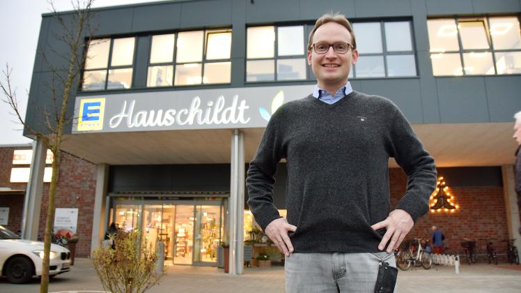 Kaufmann Marco Hauschildt vor seinem Rendsburger Markt: Der Verzicht auf den Feuerwerks-Verkauf bedeutet für ihn einen Umsatzverlust im "hohen fünfstelligen Bereich". 