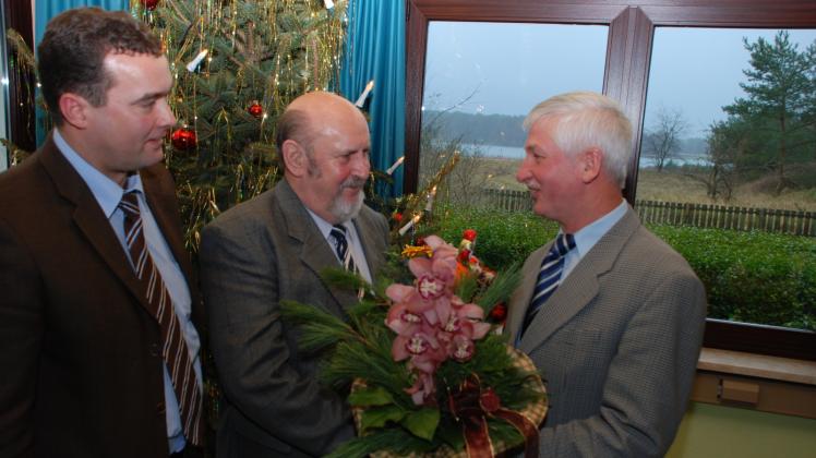 Schon 2008 erhielt Horst Möhring Dank für sein soziales Engagement. Es gratulierten der frühere Bürgermeister Christian Steinkopf (r.) und der heutige Landrat Torsten Uhe.