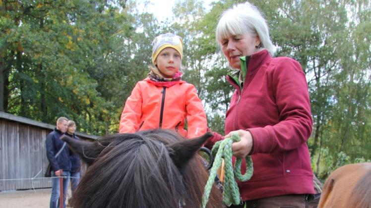 Beim Ponyreiten im Güstrower Wildpark: Tierpflegerin Angelika Lederer geht nach fast 45 Jahren in Rente. 