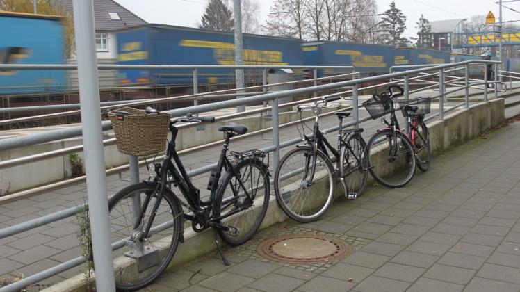 Viele Fahrradfahrer stellen ihre Räder querbeet am Bahnhofsplatz ab.