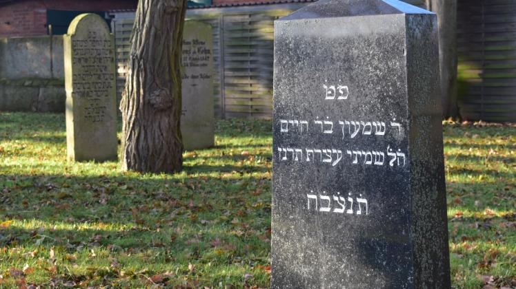 Jüdischer Friedhof: die deutschen und hebräischen Innenschriften erinnern an die jüdische Geschichte in Lübz. 