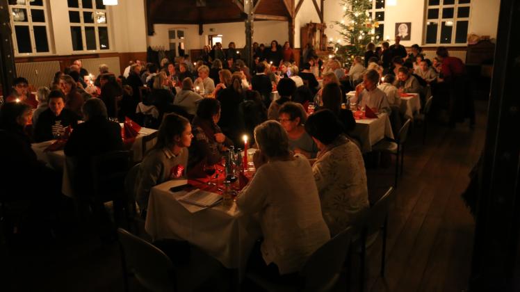 Besinnliche Adventsfeier im Mutterhaus-Saal des Stifts Bethlehem. Die Beteiligung in der Belegschaft des Westmecklenburg-Klinikums war in diesem Jahr sehr groß.