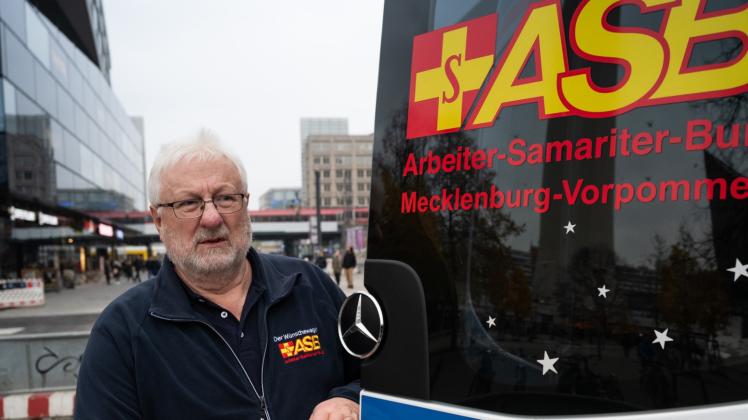 Unterwegs in Berlin: Frank Pech ist Fahrer beim Wünschewagen.