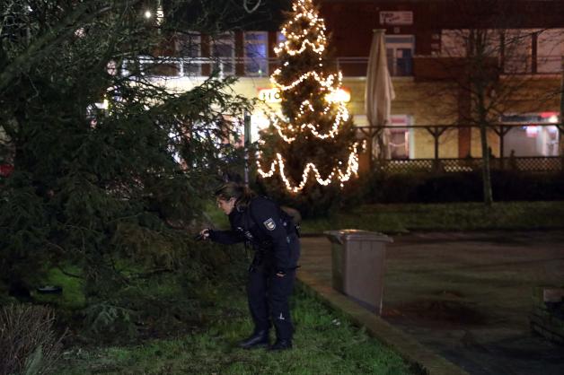 Polizeieinsatz in Rostock-Dierkow auf dem Hannes-Meyer-Platz: Mann mit schwerer Kopfverletzung aufgefunden Polizeieinsatz in Rostock-Dierkow auf dem Hannes-Meyer-Platz: Mann mit schwerer Kopfverletzung aufgefunden