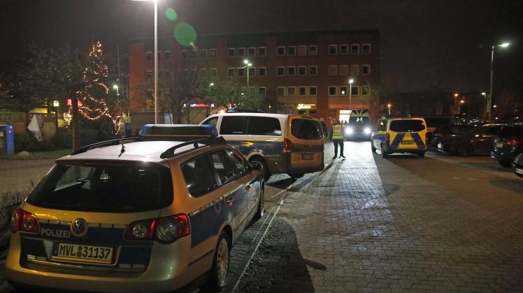 Polizeieinsatz in Rostock-Dierkow auf dem Hannes-Meyer-Platz: Mann mit schwerer Kopfverletzung aufgefunden