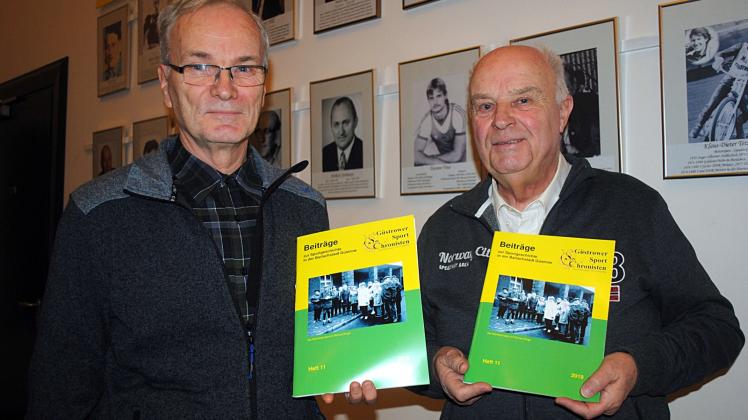Präsentieren das elfte Heft zur Güstrower Sportgeschichte vor der neu gestalteten Ehrenwand in der Sport- und Kongresshalle: Uwe Zicker (l.) und Rudi Schröder. 