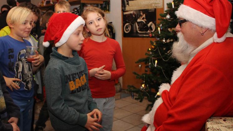 Großer Andrang beim Weihnachtsmann: Hier spricht Jeremy Reinelt mit dem bärtigen Geschenkebringer. 
