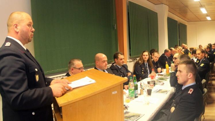 Jahresmitgliederversammlung der Freiwilligen Feuerwehr Lübz: Ortswehrführer Axel Beifuss (l.) berichtet aus dem Vorstand.  