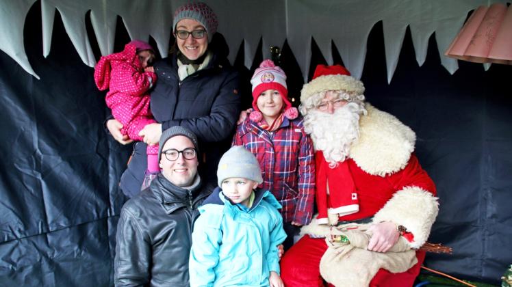 Familienfoto mit Weihnachtsmann: Der Weißbärtige war nicht nur Fotomotiv, sondern hatte auch etliche Süßigkeiten in seinem Säckchen. Die verteilte er hier an Familie Dyrba.