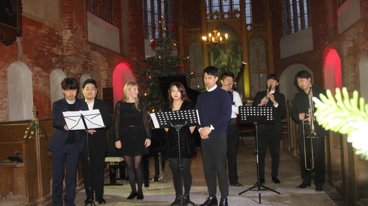 Studenten der Rostocker Musikhochschule beim Weihnachtskonzert in der Tempziner Klosterkirche.