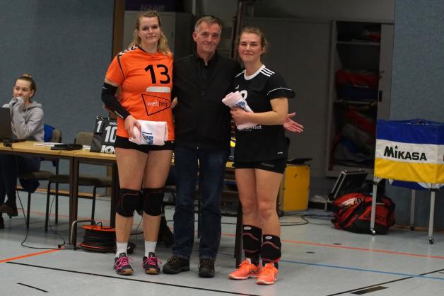 VCP-Geschäftsführer Uwe Haarig mit den besten Spielerinnen Janine Carli (l.) und Juliane Lüning