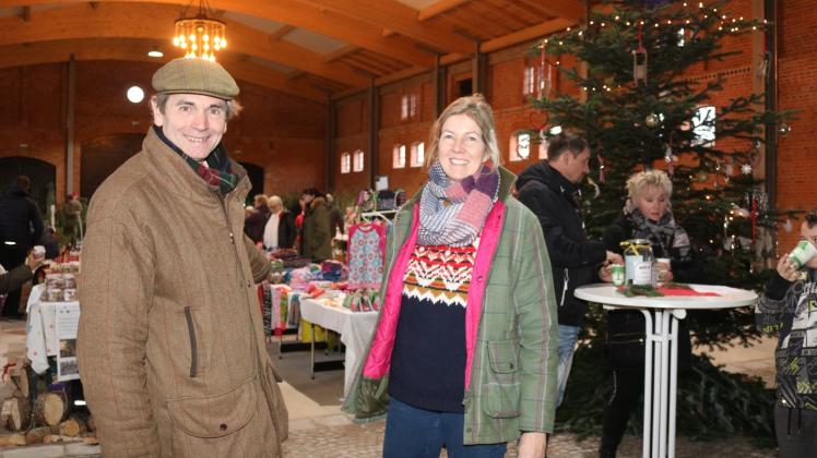 Waren glückliche über den guten Zuspruch: Nicole und Christian Schierning hatten am Sonnabend zum dritten Mal zum Adventsmarkt in den Marstall von Gut Trechow eingeladen. 