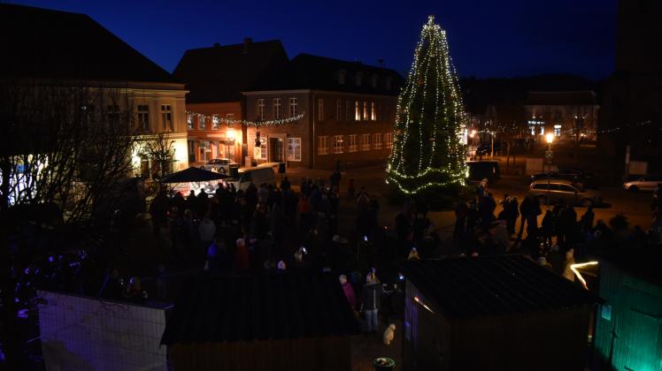 Rund um den Weihnachtsbaum auf dem Boizenburger Marktplatz soll der Weihnachtsmarkt für besinnliche Stimmung sorgen. 