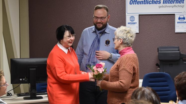 Blumen und Dank zum Abschied erhält Sylvia Waschulewski (l.) während der „Boizenburger Bücherkiste“.