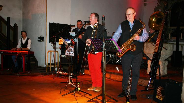 Im Altarraum ging der Jazz ab: Die Stoker Jazzband  hatte  weihnachtlich angehauchten Jazz  im Repertoire.