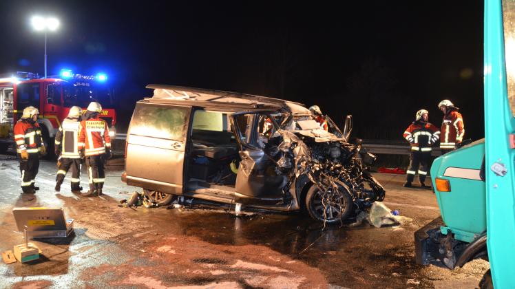 Nach Unfall Auf Der A23 Bei Elmshorn: Feuerwehr Befreit Eingeklem | SHZ