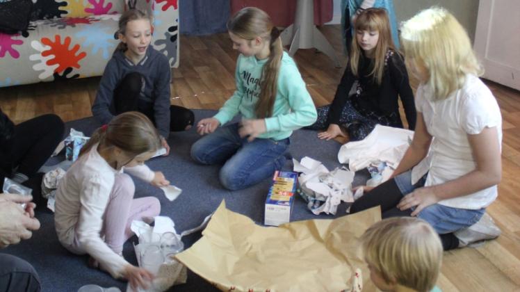 Die Geschenke für den Jugendclub in Mestlin packten die Kinder aus.