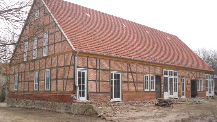 Der Pfarrhofstall in Lohmen ist reaturiert. Jetzt soll das Gebäude im Dorfkern mit Leben gefüllt werden. 