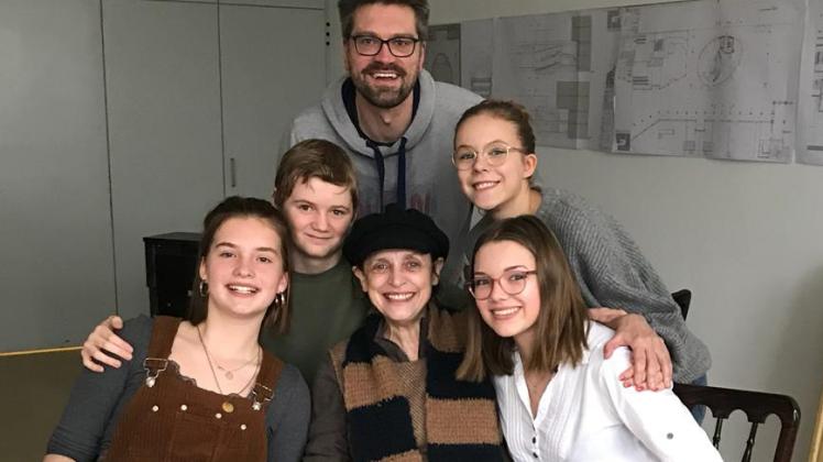 Das Filmteam der Sophie Medienwerkstatt Hagenow um Mirko Schütze freut sich über die Unterstützung vonn Katharina Thalbach für ihr Demokratieprojekt.