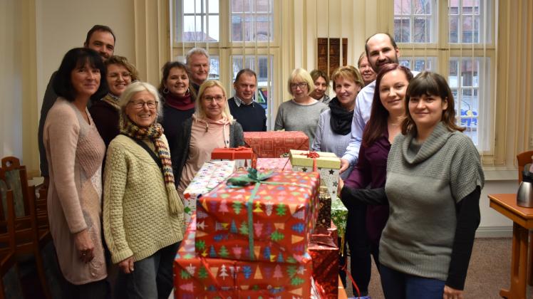 55 Weihnachtspakete für Boizenburger Vereine und Verbände wurden im Rathaus übergeben.