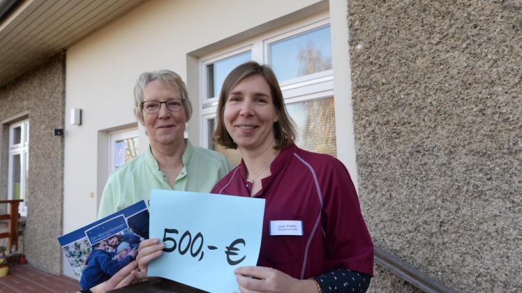 Sie sind froh, dass es einen Wünschewagen gibt und unterstützen das Projekt mit 500 Euro: Karin und Annie Winkler (r.).