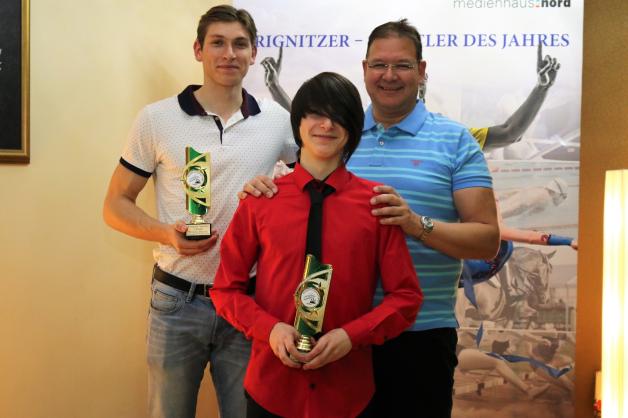 Die Wurf-Asse Samuel Wolter (M.) und Wilhelm Paproth (l., hier bei der Auszeichnung als Prignitz-Sportler ders Jahres) haben sich mit Trainer Toralf Jastram einiges vorgenommen. 