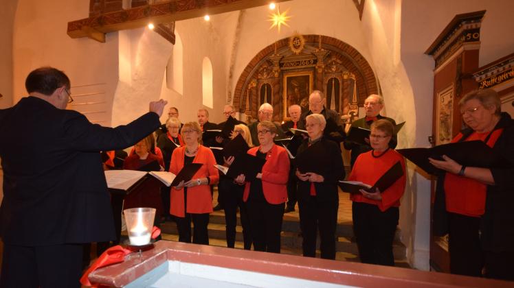 Unter der musikalischen Leitung von Valentin Janot lädt der Gesangverein am 3. Advent zu seinem traditionellen Adventssingen ein.