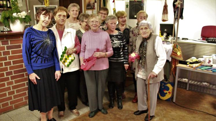 Bei der Weihnachtsfeier der Gemeinde gab es Selbstgemachtes von den Damen aus dem Handarbeitsklub. 