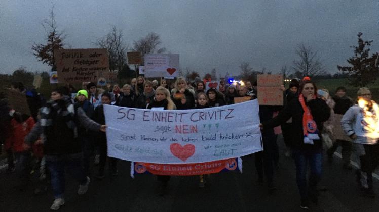 Crivitz ist laut: Rund 500 Menschen demonstrierten am Abend lautstark für den Erhalt der Geburtenstation in Crivitz.