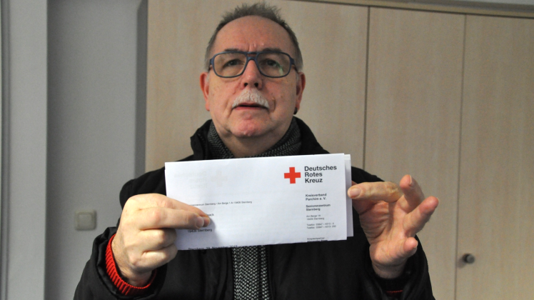 Post vom Sternberger DRK-Pflegeheim: Betreuer Joachim Prehn hält einen Brief an seinen Schwiegervater in der Hand. Demnach soll der Eigenanteil für den Pflegeplatz um über 600 Euro im Monat steigen. 