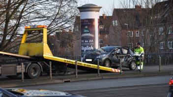 Eine Straßenbahn beschädigte ein Auto in Schwerin so schwer, dass es abgeschleppt werden musste.