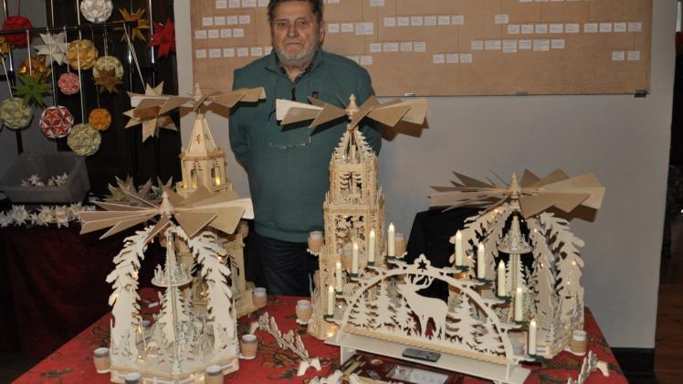 Von Beginn an auf dem Plattenburger Weihnachtsmarkt dabei: Wolfgang Schubert mit seinen Pyramiden und Schwibbögen.