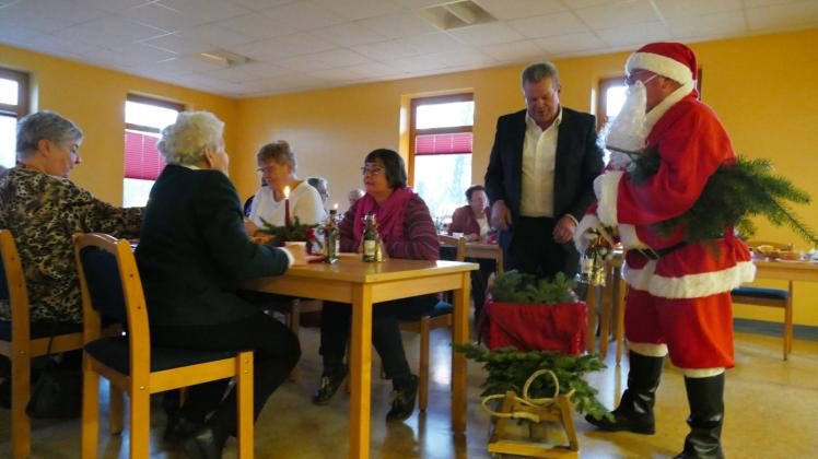 Zu Gast bei der Weihnachtsfeier: Bürgermeister Ingo Melchin hilft Knecht Rubrecht beim Verteilen der Geschenke. 