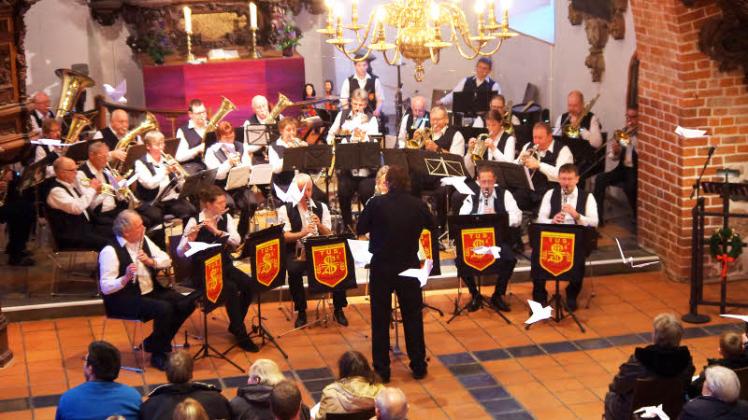 Im Altarraum war Platz für rund 30 Musiker des TuS-Blasorchesters, das das Publikum mit vorweihnachtliches Liedern erfreute und auch zum Mitsingen einlud. Fotos: frank 