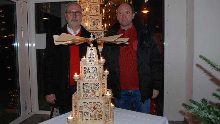 Olaf Glomke (l.), Vorstandsmitglied des Hospiz-Fördervereins, freut sich mit Bernd Endrullat, der die Pyramide ersteigert hat. 