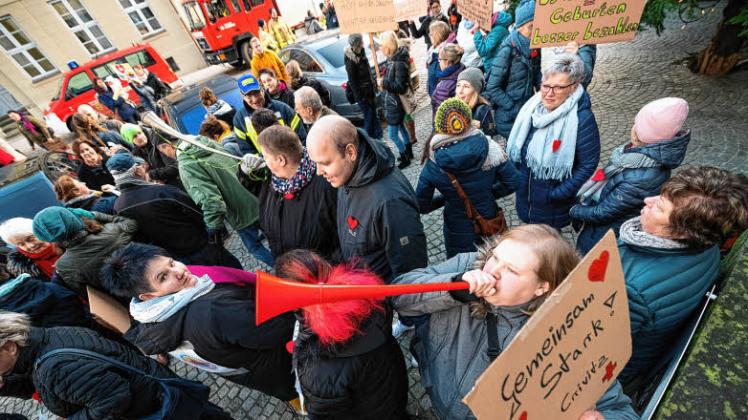 Der Protest geht weiter: Vor der Staatskanzlei in Schwerin machten Crivitzer und Parchimer ihrem Unmut lautstark Luft. Auch vor der Kreistagssitzung in Parchim soll nun demonstriert werden. 