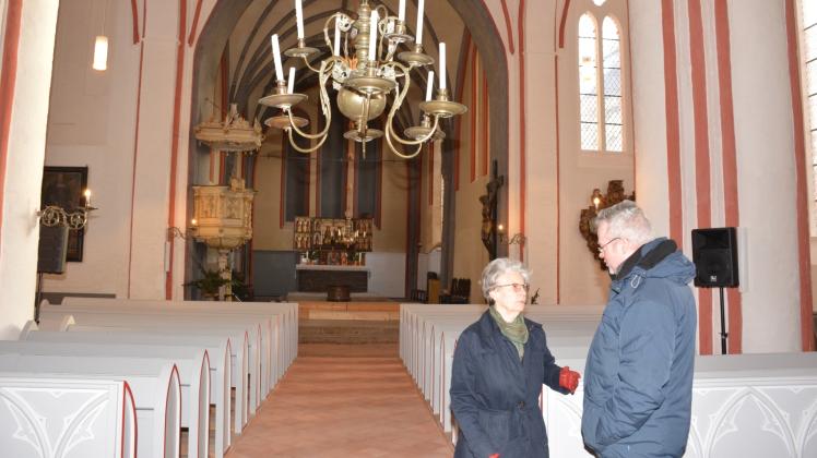 Blick in die Stadtkirche von Wittenburg: Der Mittelgang ist nach der umfangreichen Sanierung wieder hergestellt. Barbara Gubalke, Vorsitzende des Fördervereins, und Pastor Martin Waack zeigen sich zufrieden mit dem Erreichten.  