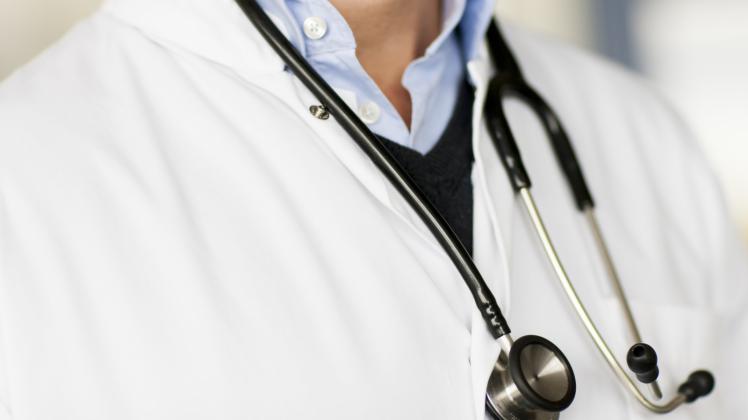 Ärzte in Brandenburg sind laut einer Gewerkschaftsbefragung mit hohen Belastungen konfrontiert.