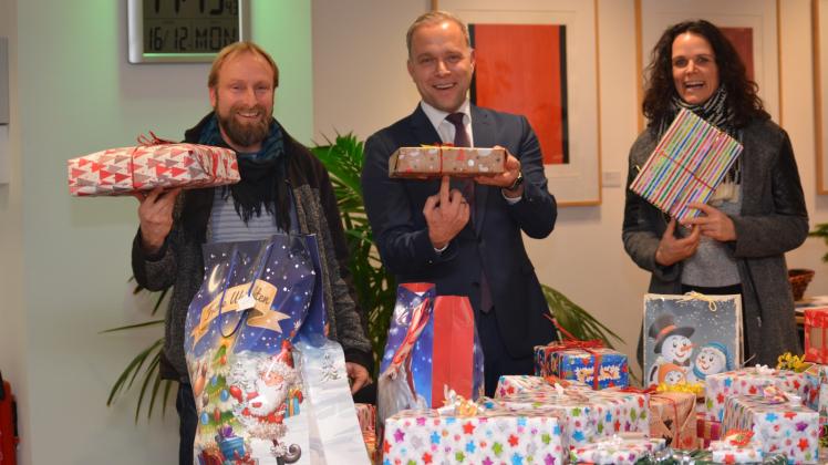 Insgesamt 54 Pakete: Piet Zimmermann, Norman Schulze und Heike Mittelstädt (v. l.) freuen sich, dass der Aufruf in Güstrow, Pakete für bedürftige Kinder zu packen, so gut angenommen wurde. 