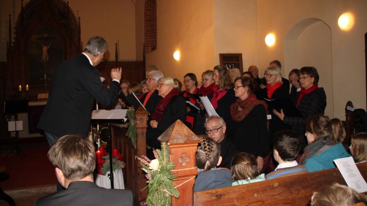 Adventsstimmung in der Kirche Alt Meteln: Mit dabei ist der Kirchengemeindechor unter Leitung von Matthias Kunze Senior.