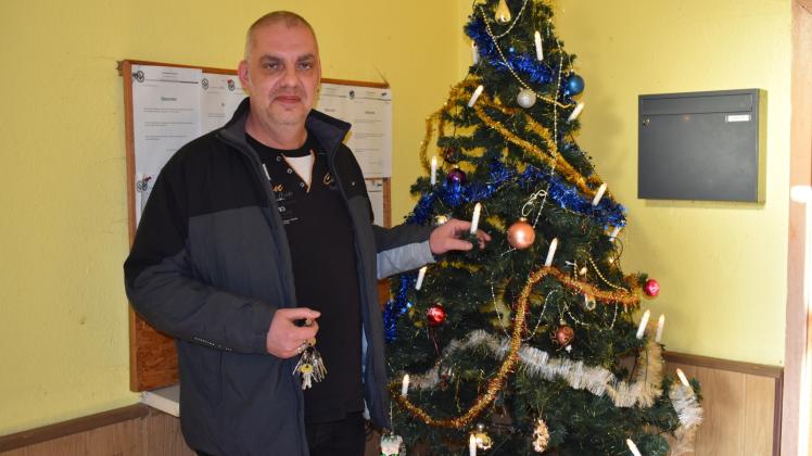 Am Eingang der Obdachlosenunterkunft in Güstrow haben die Bewohner einen kleinen Weihnachtsbaum aufgestellt. Thomas Mense leitet die Unterkunft seit dem Jahr 2007. 