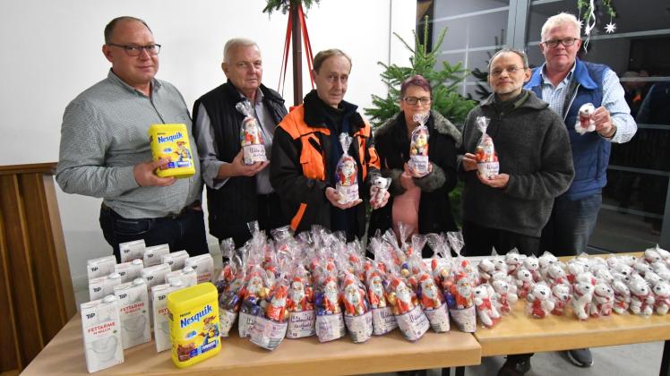 Rehnaer Einwohner packten kleine Päckchen für die Mädchen und Jungen