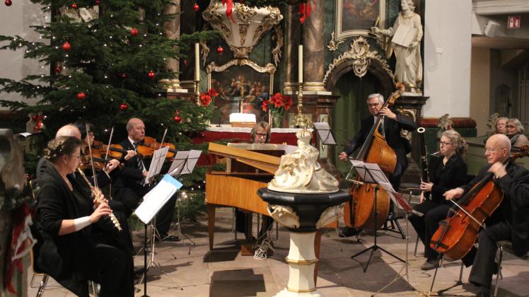 Musizieren unter dem Weihnachtsbaum: Das Ensemble spielte unter anderem Bachs Brandenburgisches Konzert Nr. 5.