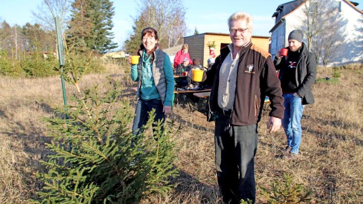 Von Anfang an gut drauf: Regina Winkler, Hartmut Möller und Sohn Gregor Winkler auf der Weihnachtsbaumplantage in Trams. 