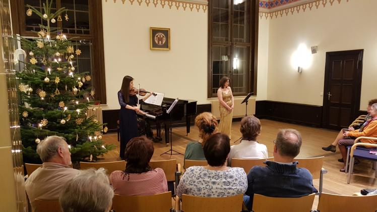 Letzte Stunde der Musik im weihnachtlich geschmückten Wittenburger Rathaussaal. Die Sopranistin Kathrin Glass erfreute die Gäste des Abends mit Wiener Melodien und neapolitanischen Liedern.