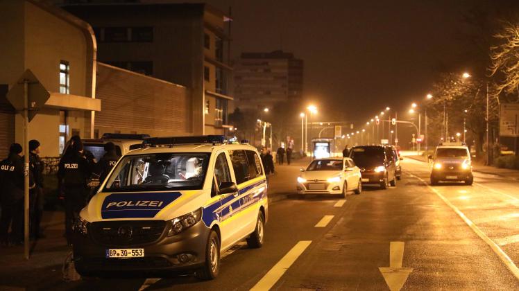 Groß angelegter und stundenlanger Polizeieinsatz in Rostocker Südstadt: Mysteriöser Unfall löst riesige Suchaktion aus