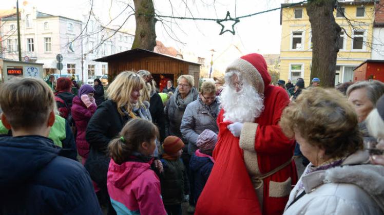 Der Weihnachtsmann, der für Groß und Klein Geschenke mitgebracht hat, wurde von den Besuchern des Parchimer Adventsmarktes bereits erwartet.