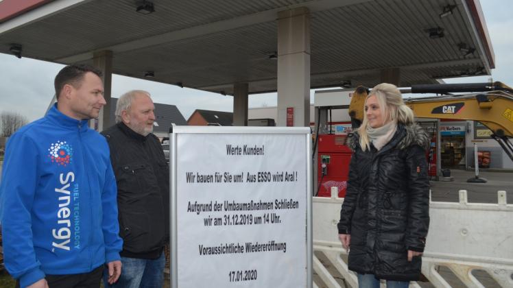 Aral ist der neue Vertragspartner der Tankstelle Franziska Rydins (r.) in Güstrow-Bauhof. Mario Stange, stellvertretender Geschäftsführer (l.), und Geschäftsführer Eckhart Rydin freuen sich, dass es weiter geht. 